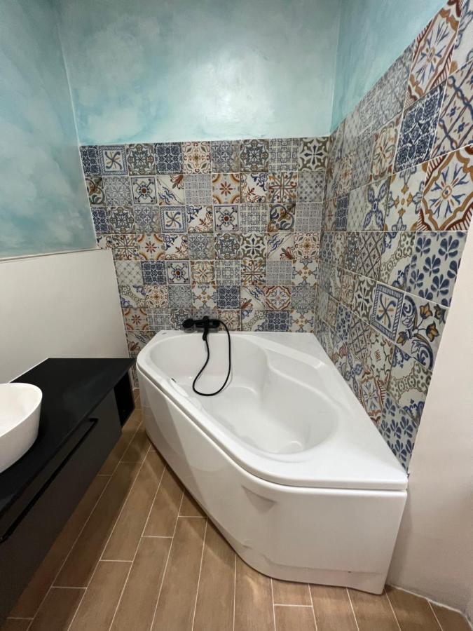 Alla Scalinata Del Teatro Rossetti Confort Suites Parcheggio Trieste Extérieur photo